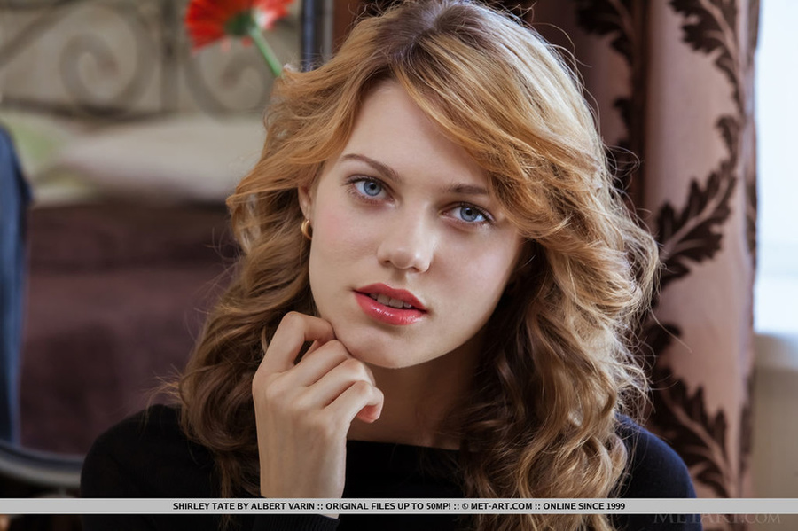 Fishnet stockings dressed beauty wiggles ou - XXX Dessert - Picture 1