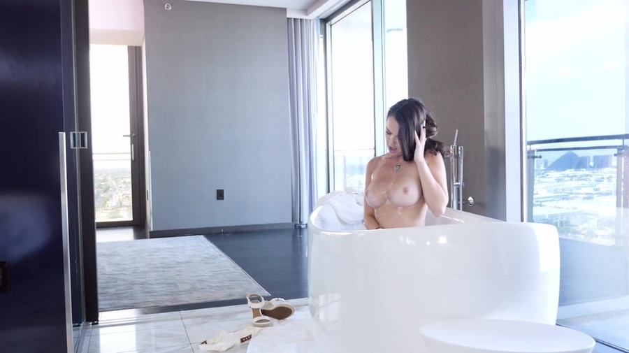 Gorgeous babe gets  a visitor while she is  - XXX Dessert - Picture 3