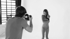 Wicked topless photographer clicks a model without her clothes, then fucks her - Picture 8