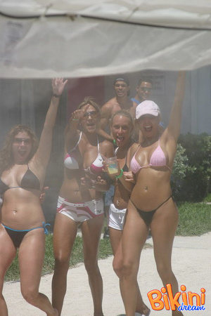 Hot babes with steaming hot bodies walks - Picture 14