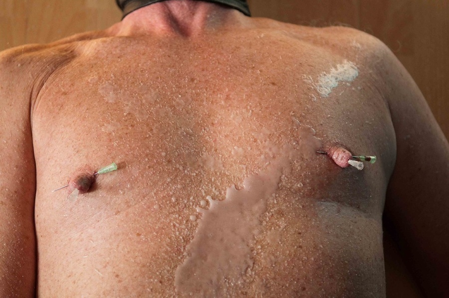 Unforgiving dominatrix pour molten wax on the body of her masked slave - XXXonXXX - Pic 6