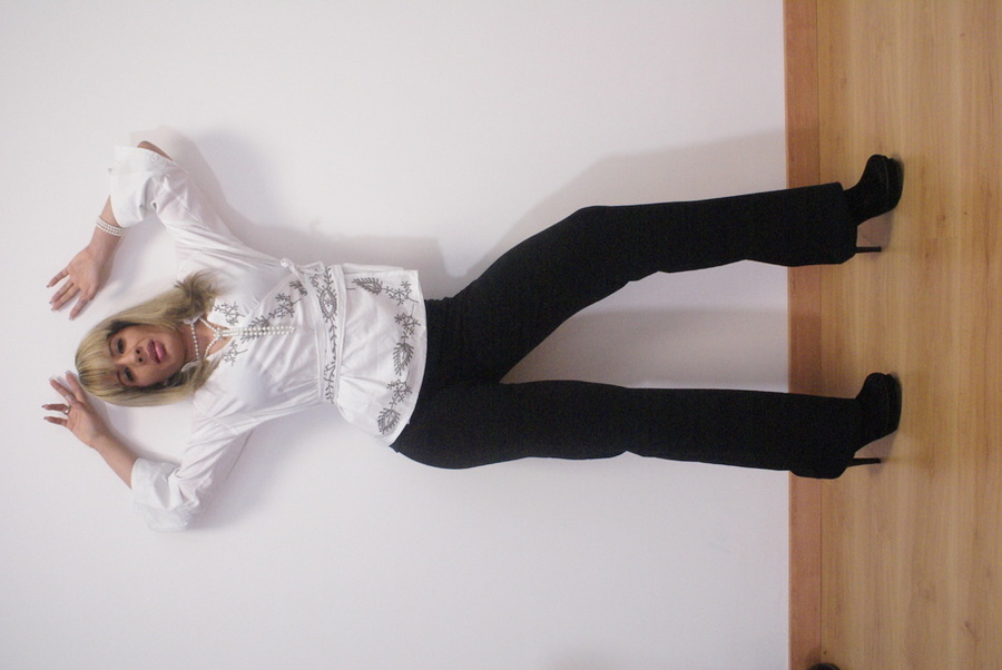 Blonde hottie is wearing leather boots whil - XXX Dessert - Picture 3