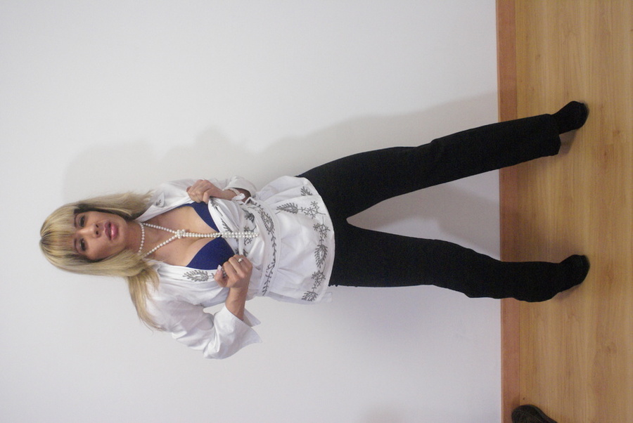 Blonde hottie is wearing leather boots whil - XXX Dessert - Picture 5