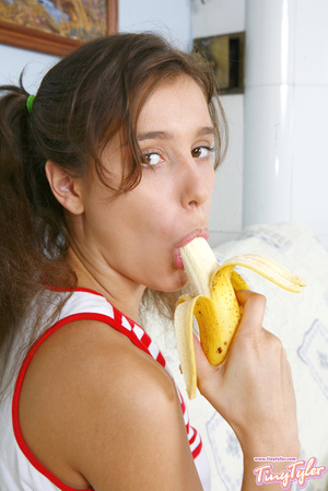 Innocent-looking teen sucks on a banana before masturbating - Picture 4