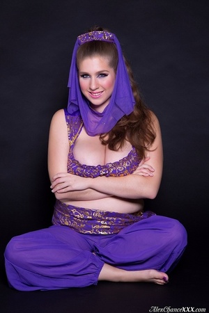 Middle-Eastern outfit brunette BBW strip - Picture 3