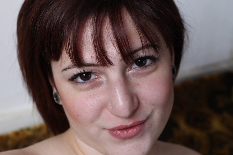 Cute babe displays her foxy body before she - XXX Dessert - Picture 4