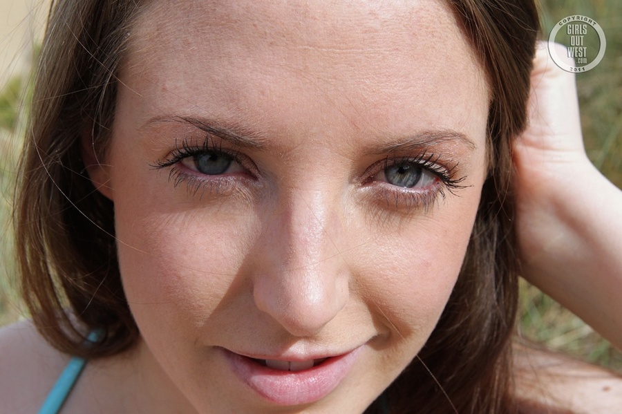 Steaming hot chick wearing sunglasses tease - XXX Dessert - Picture 13