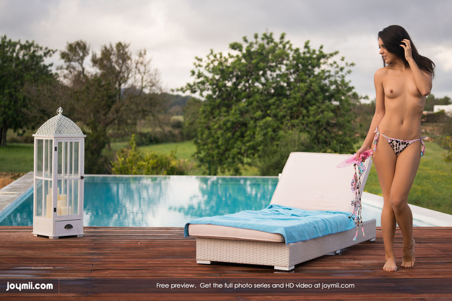 Steaming hot chick displays her banging bod - XXX Dessert - Picture 1