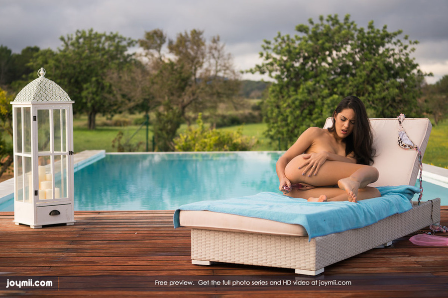 Steaming hot chick displays her banging bod - XXX Dessert - Picture 3