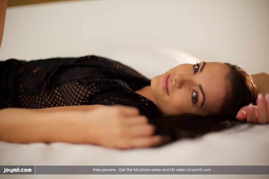 Luscious hottie pose her alluring body on a - XXX Dessert - Picture 15