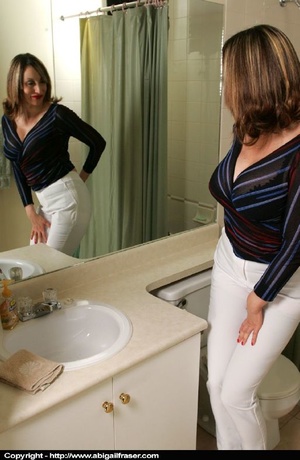 Tight white pants MILF wetting herself in the bathroom - Picture 1