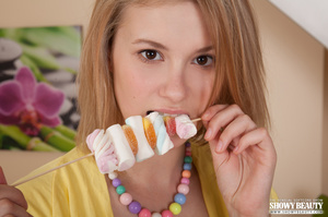 Luscious hottie eats her marshmallows wh - XXX Dessert - Picture 1
