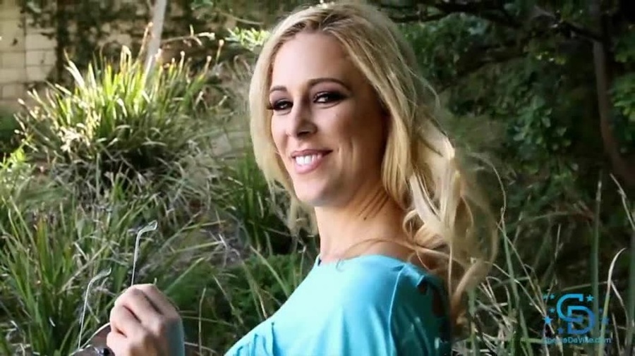 Blonde busty bombshell drops her panties ou - XXX Dessert - Picture 3