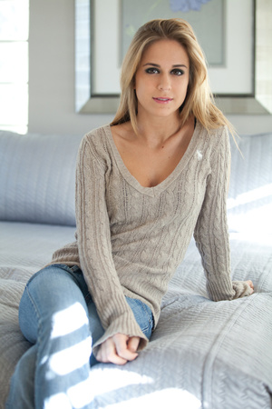 Sweater and tight blue jeans blonde with brown eyes gets nude - Picture 1