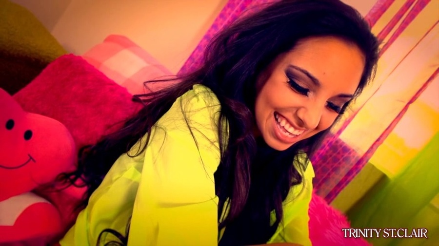 Wavy-haired brunette in green and purple ma - XXX Dessert - Picture 2