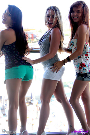 Three teens in short shorts flash their  - Picture 10