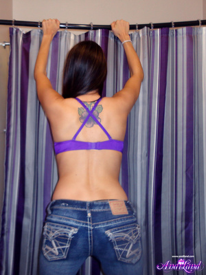 Purple bra brunette with blue eyes shows - Picture 6