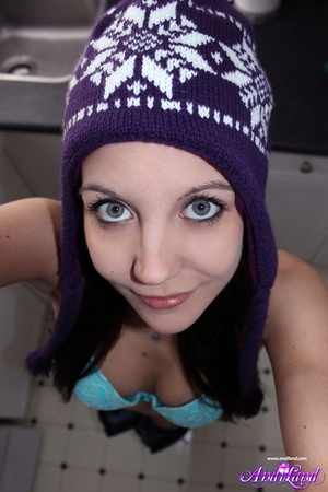 BEautiful brunette with amazing eyes wea - Picture 13