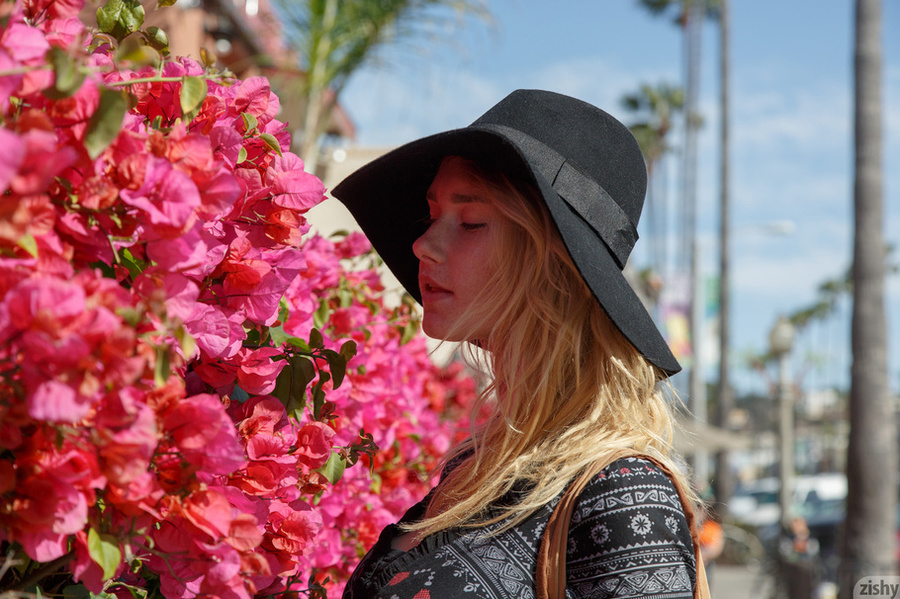 Hot blondie in floral dress and hat posing  - XXX Dessert - Picture 1