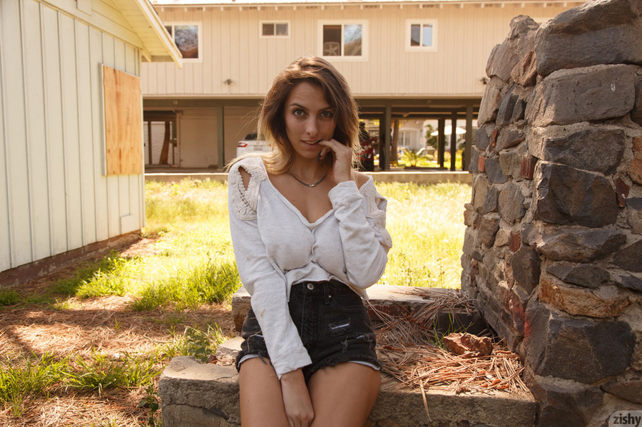 Perky babe in shorts and sweater teasing wi - XXX Dessert - Picture 10