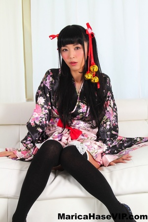 Traditional Japanese get-up brunette sho - Picture 2