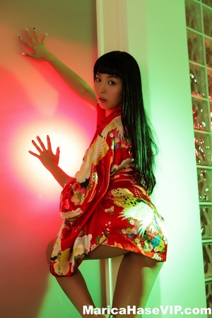 Red kimono-like bathrobe Asian chick get - Picture 1