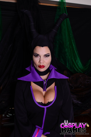 Maleficent fills her cunt with a vibrato - Picture 12