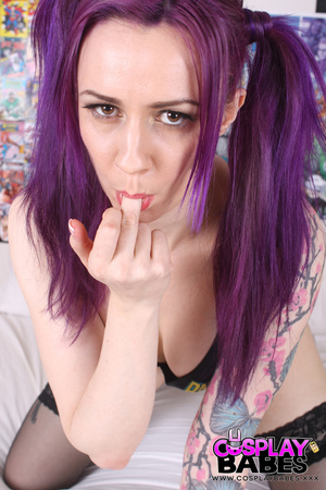Purple hair and black heels, she lies ba - Picture 9