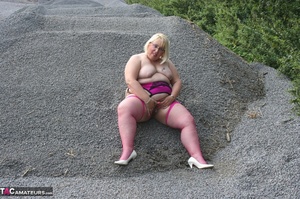 Plump booty blonde in pink stockings posing naked outdoors and exposing her nude goods - XXXonXXX - Pic 8