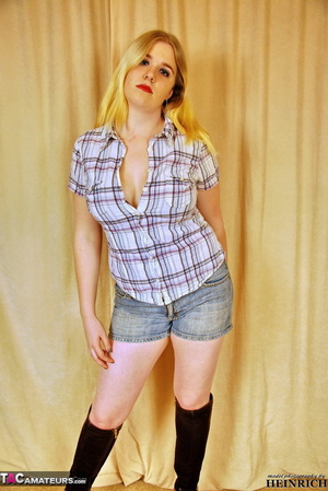 Busty blonde in leather boots sheds jeans shorts and plaid shirt before posing nude on the floor - XXXonXXX - Pic 2