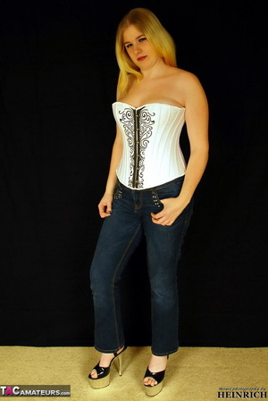 Yummy booty blonde wiggles out of tight jeans and white corset just to finger her pink twat on the floor - XXXonXXX - Pic 1