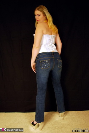 Yummy booty blonde wiggles out of tight jeans and white corset just to finger her pink twat on the floor - XXXonXXX - Pic 3