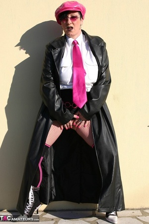 Busty chick in sunglasses and pink latex cap sheds leather coat and dildoing her pussy outdoors before giving a head - Picture 2