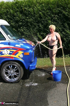 Huge boobed blonde in sunglasses and high heels washing car and her shaved coochie with water hose outdoors - XXXonXXX - Pic 6