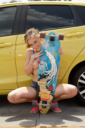Skateboarding blonde teen undressing out - Picture 8