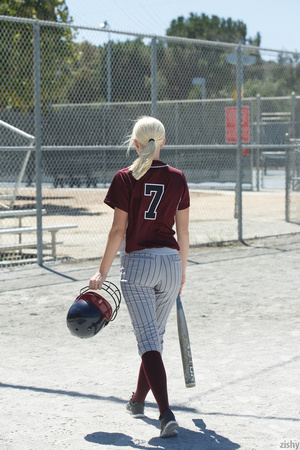 Baseball-playing blonde shows her body o - Picture 3