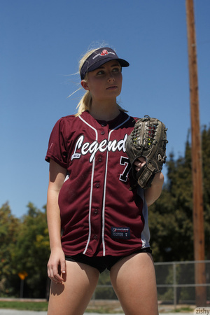 Baseball-playing blonde shows her body o - Picture 8