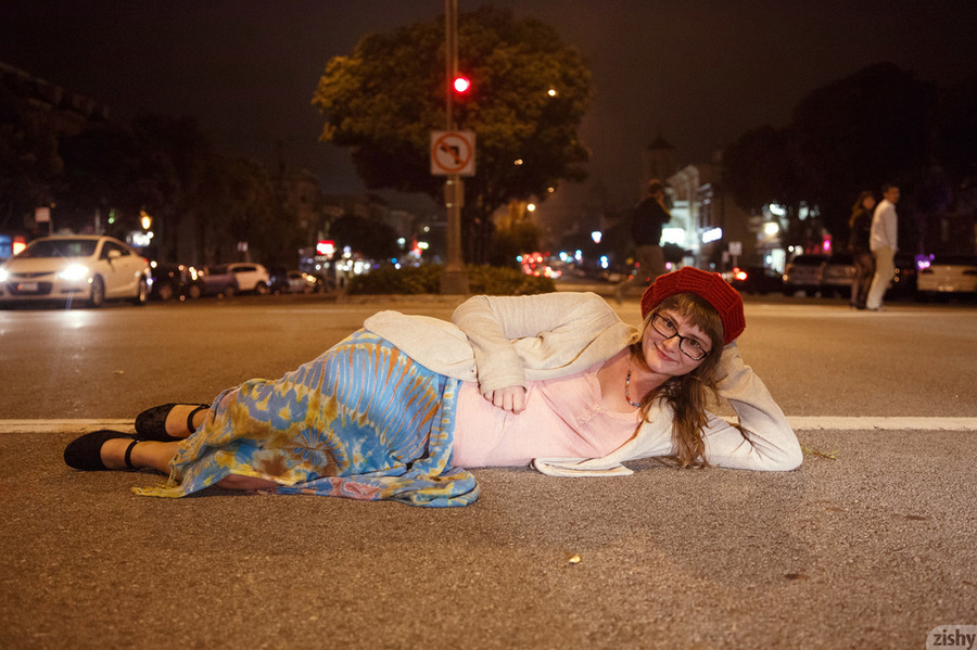 Hot blonde shows her pussy outdoors, at nig - XXX Dessert - Picture 9