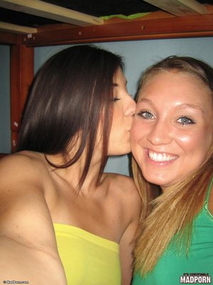 Stunning blonde and a brunette takes turns on sucking their fuck holes. - XXXonXXX - Pic 1