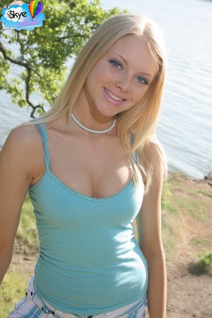Perfect cute blonde teen - Picture 1