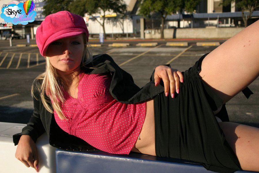 Blonde teen perfect ass - XXX Dessert - Picture 1