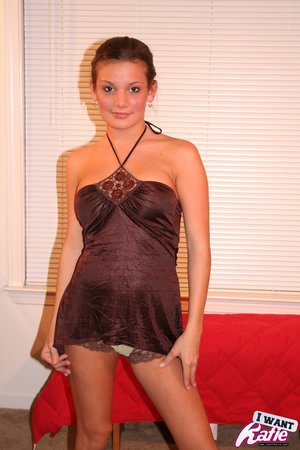 Cute young babe - Picture 1