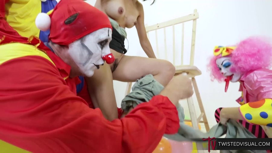 Big tits clown - XXXonXXX - Pic 4