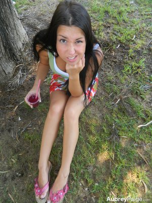 American brunette flash skirt - XXX Dessert - Picture 3