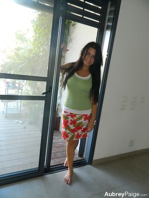 American brunette flash skirt - XXX Dessert - Picture 10