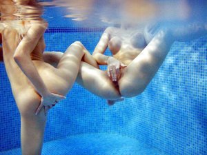 Petite lesbian pool - Picture 8