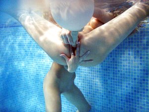 Underwater shaved pussy - Picture 13