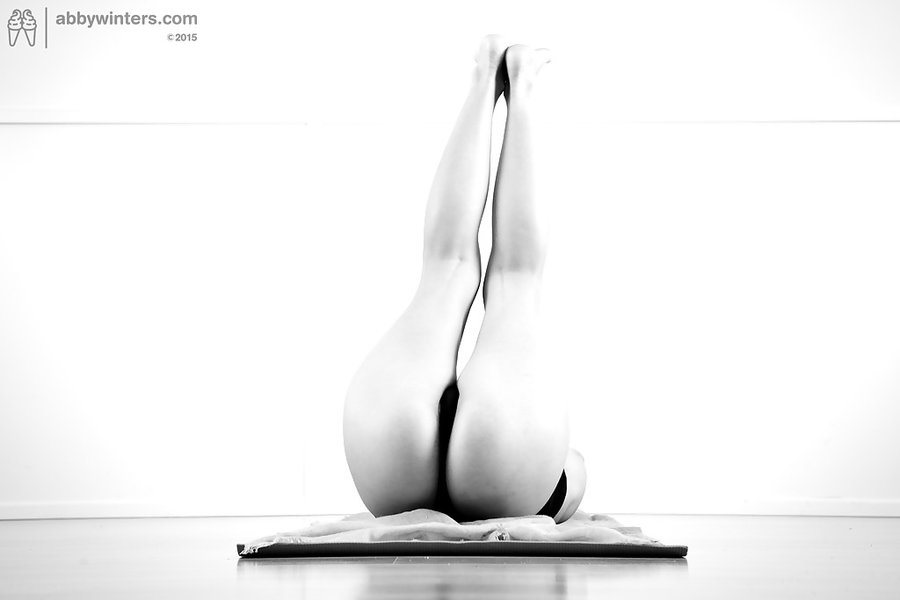Flexible gorgeous brunette - XXX Dessert - Picture 2